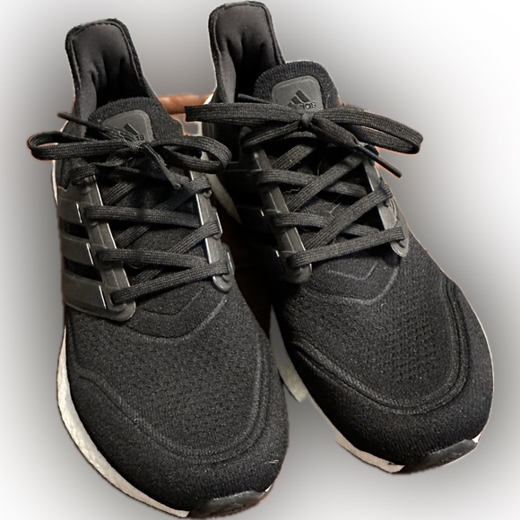 Adidas Ultraboost 22 👟 - Picture 3 of 4